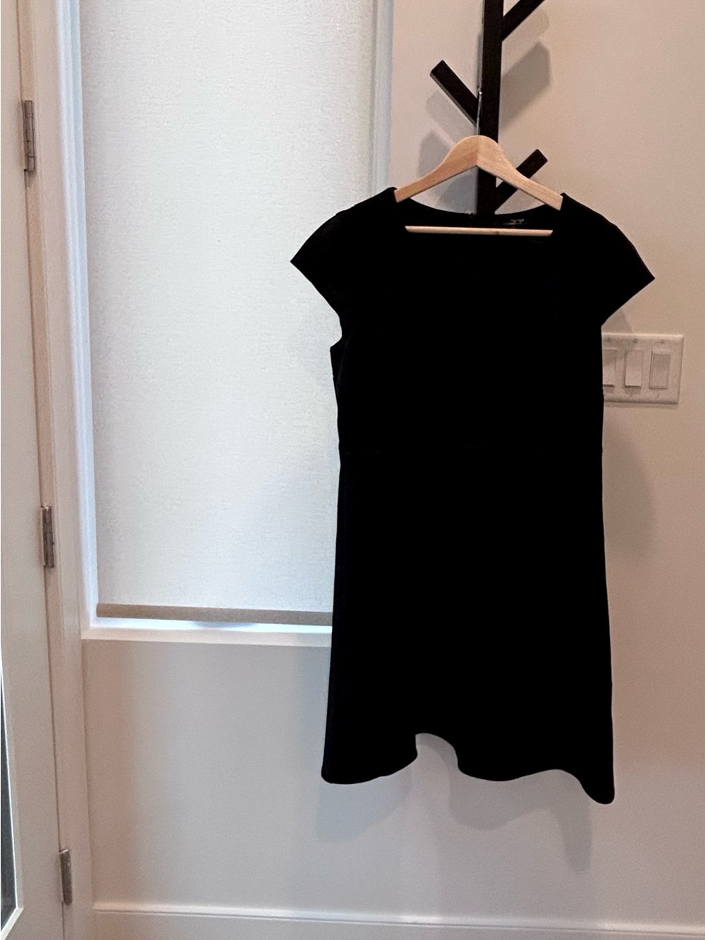 Elegant Black Cap-Sleeve Midi Dress